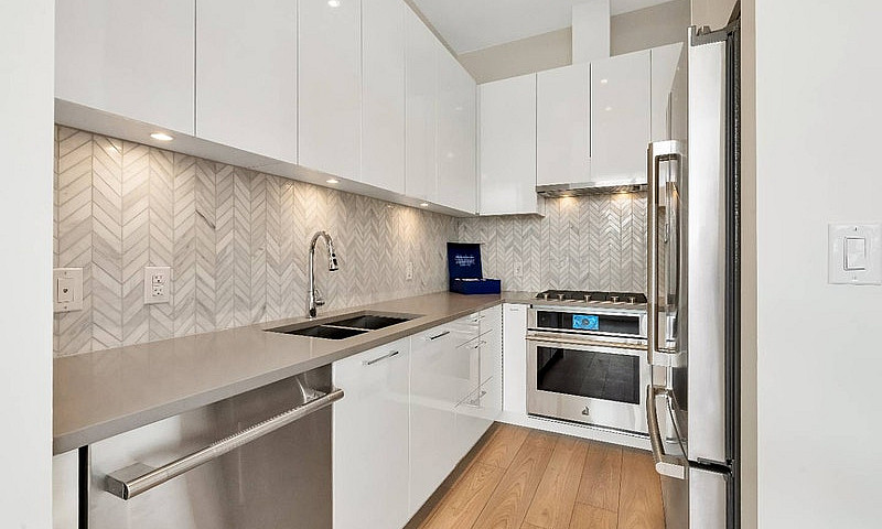 3559 E Kent Ave N...