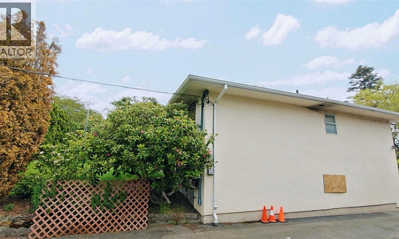 1637 Warren Gdns Vic...