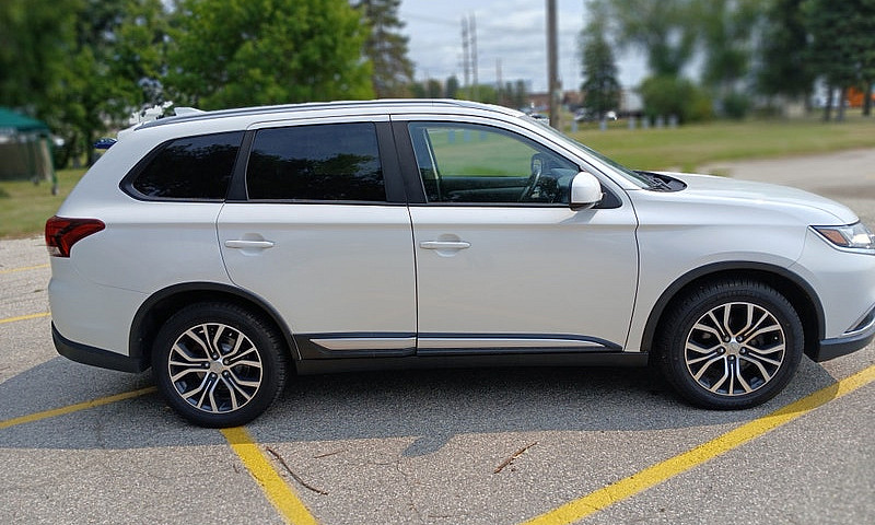 2018 Mitsubishi Outl...