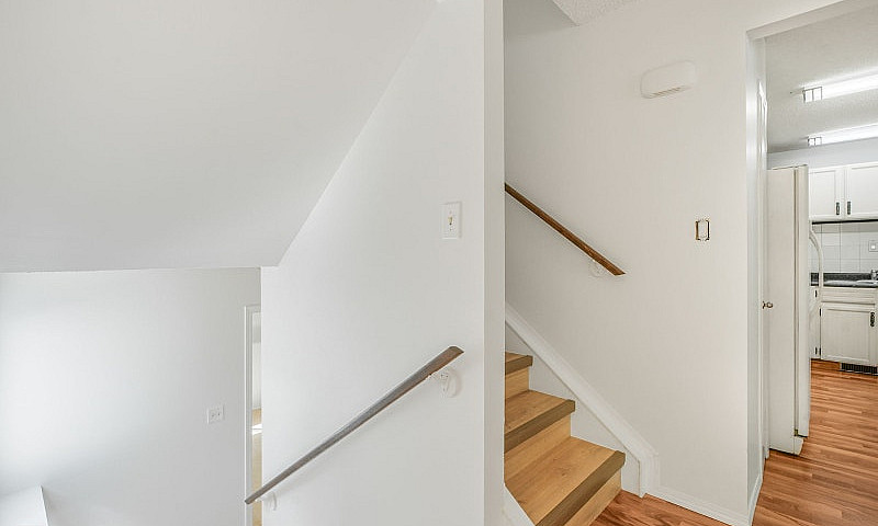 Charming 4-Level Spl...