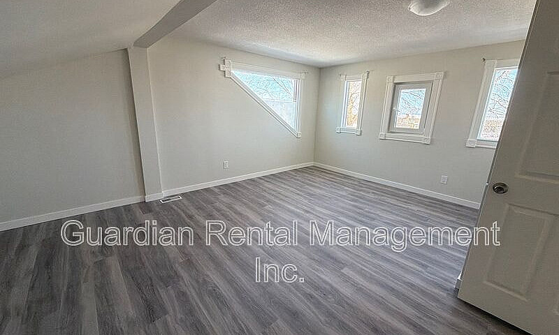 Upper-Level 1 Bed, 1...