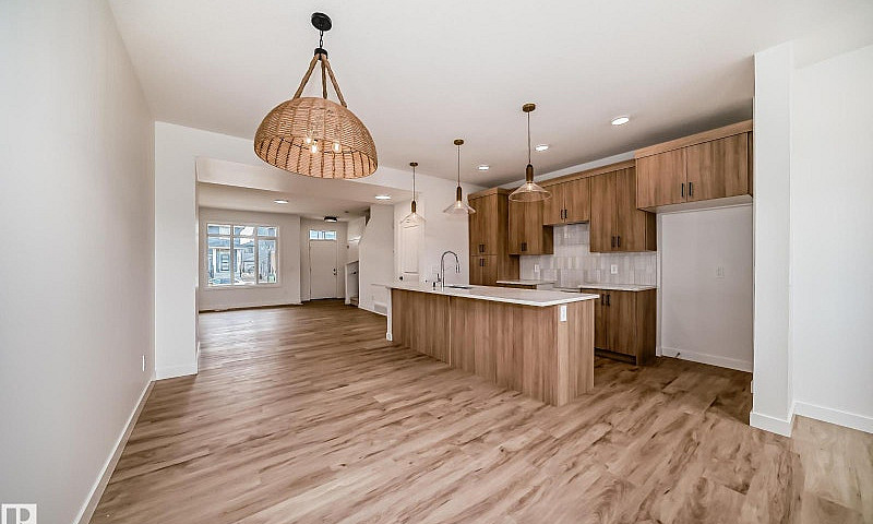 2622 62 St Sw Edmont...