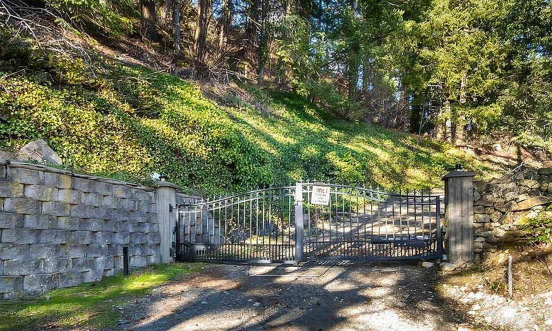 3099 Lougheed Highwa...