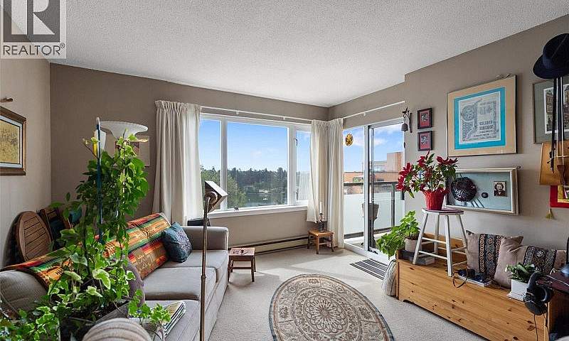 703 103 Gorge Rd E V...