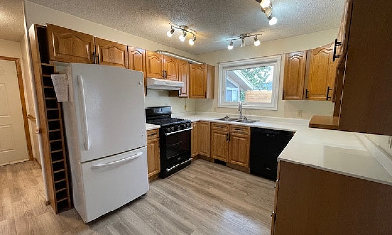 Lovely 2 Bed Main Fl...