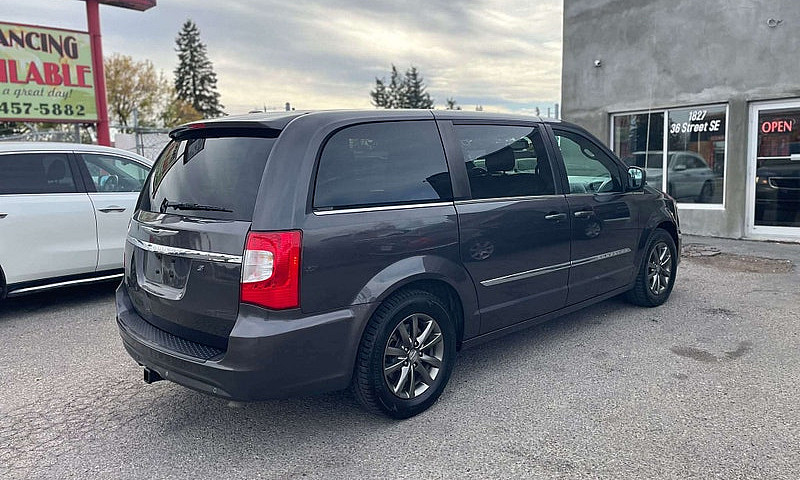 2015 Chrysler Town &...
