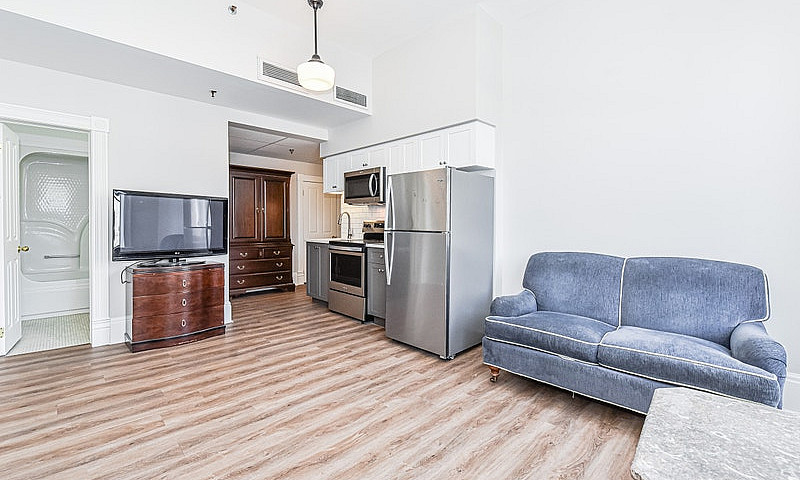 Cozy Studio Suite In...