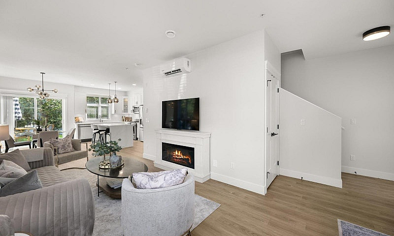 4 20926 83 Avenue Av...