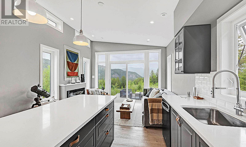 894 Hepburn Road Cha...