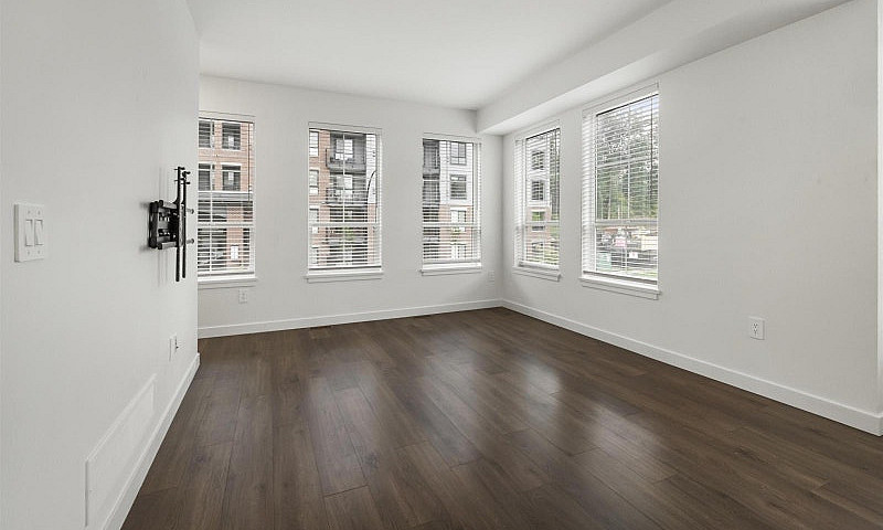 6 2774 Montrose Aven...