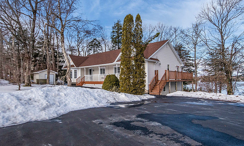 5 Bedroom Lakefront ...