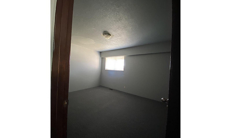 15855 Vine Avenue Wh...