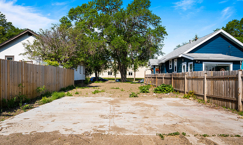 2437 Winnipeg St - B...