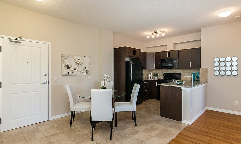 1+Den Suites At Beac...