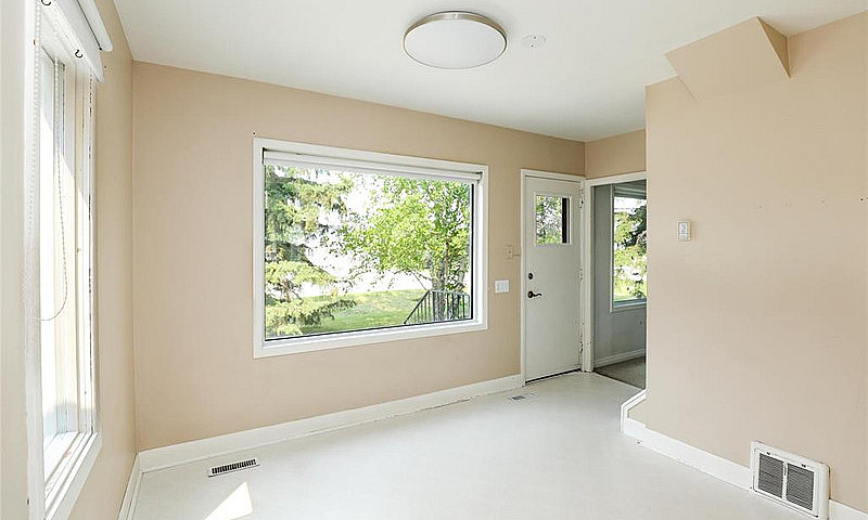 2 Bed, 1 Bath In Lan...