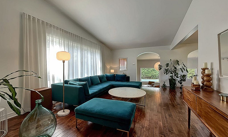$1,398,000 - Bungalo...
