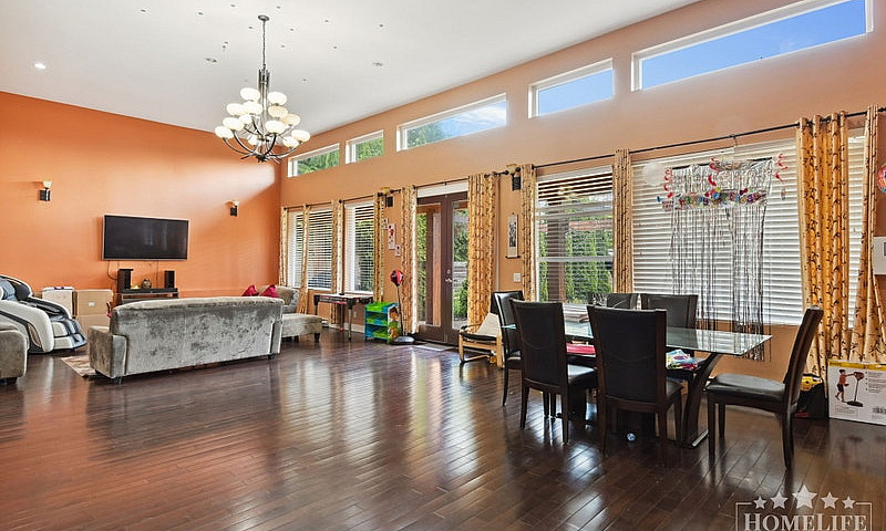 Spacious 5-Bed Famil...