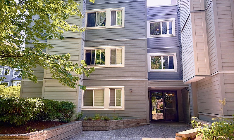 915 Sq Ft Condo Near...