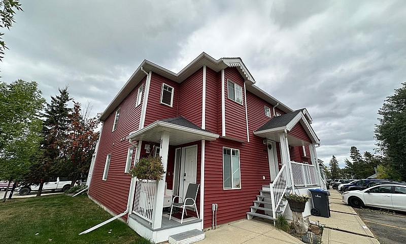 Stylish 1 Bed+Den Co...