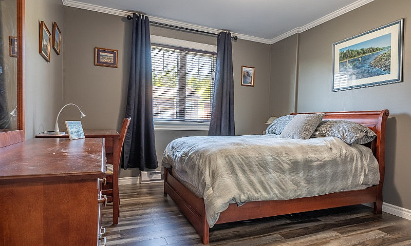 Just Listed With Apa...