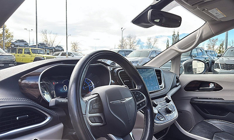 2022 Chrysler Pacifi...