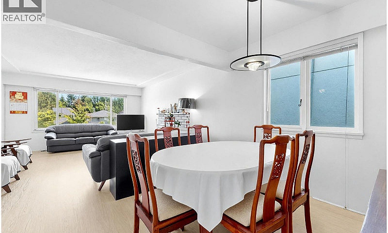 2514 E 27Th Avenue V...