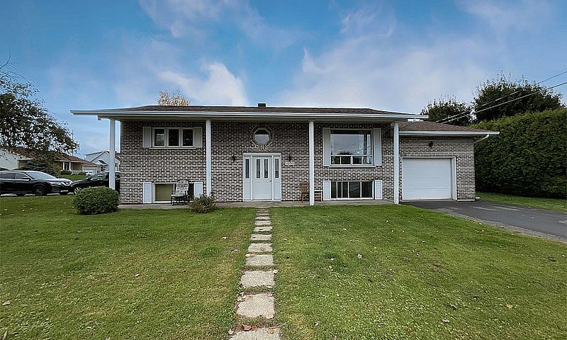$425,000 - Triplex F...