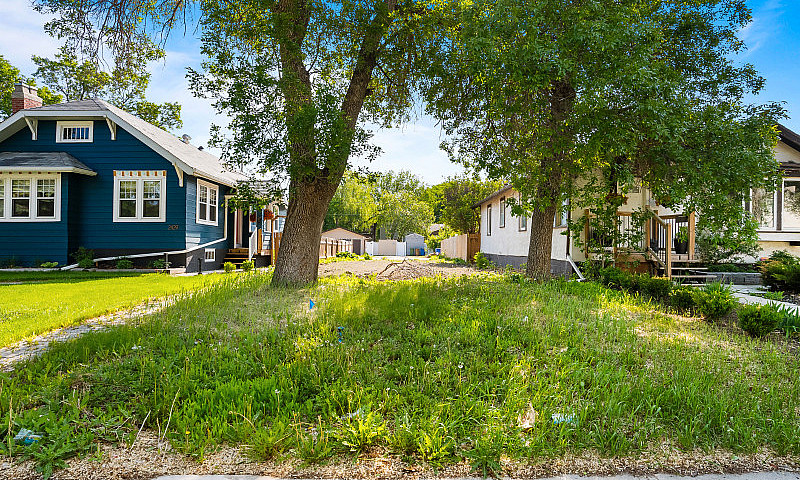 2437 Winnipeg St - B...