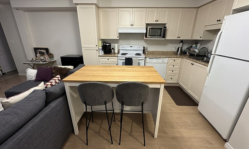 Bright 2 Bedroom Low...