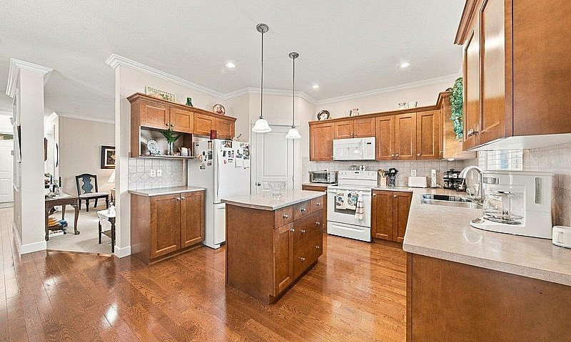 18589 67 Avenue Surr...