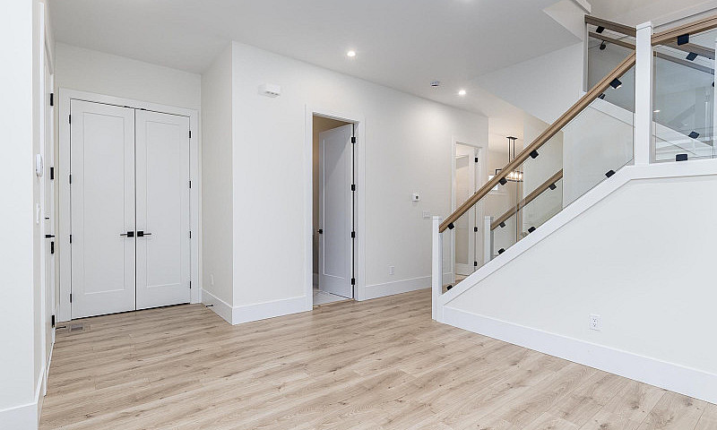 16732 20A Avenue Sur...
