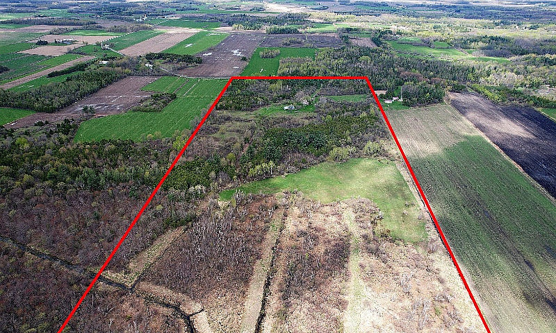 Fermette De  83 Acre...