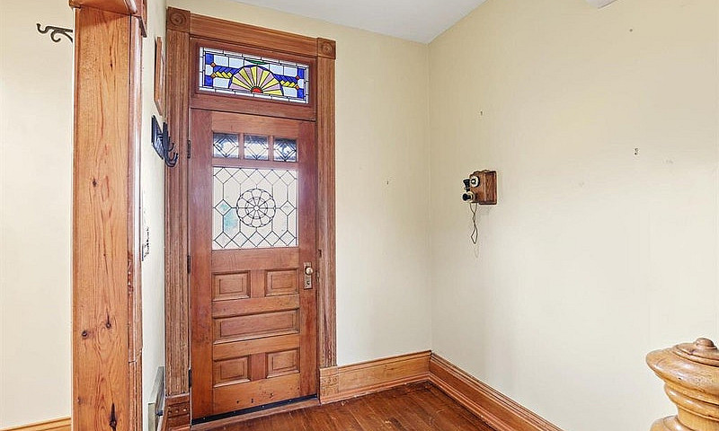 323 Eveline Street S...