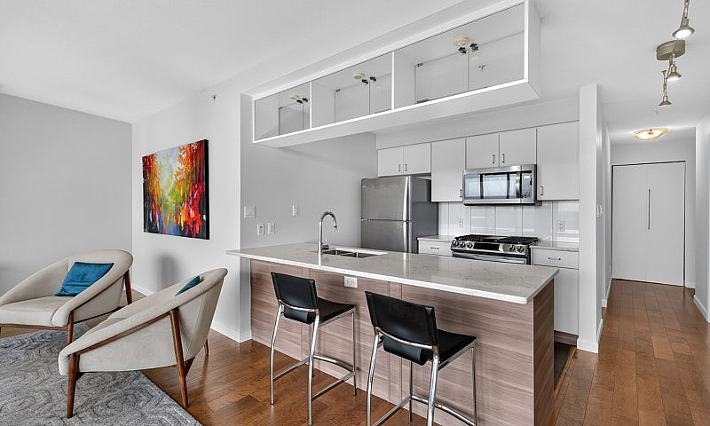 2 Bed Condo With Stu...