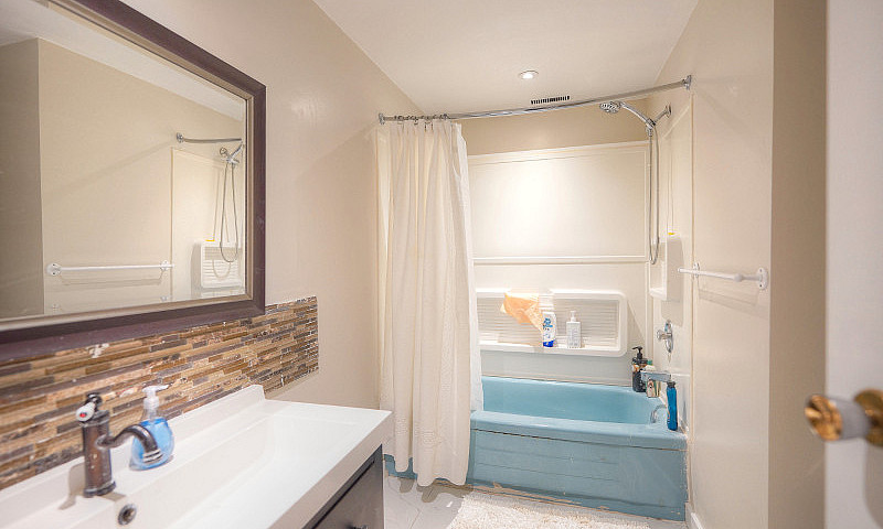 Spacious Charleswood...
