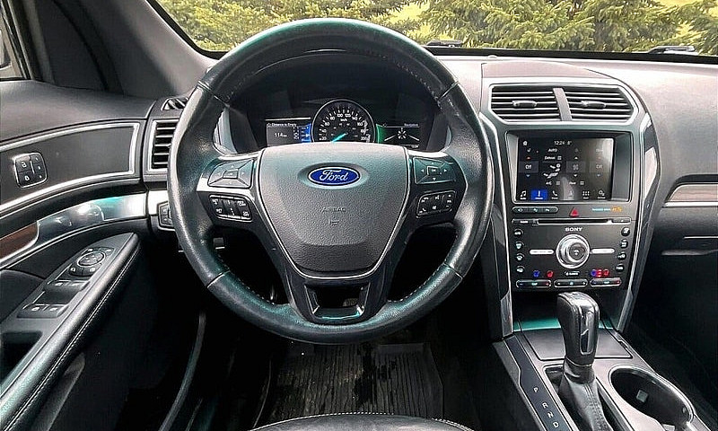 2017 Ford Explorer 4...