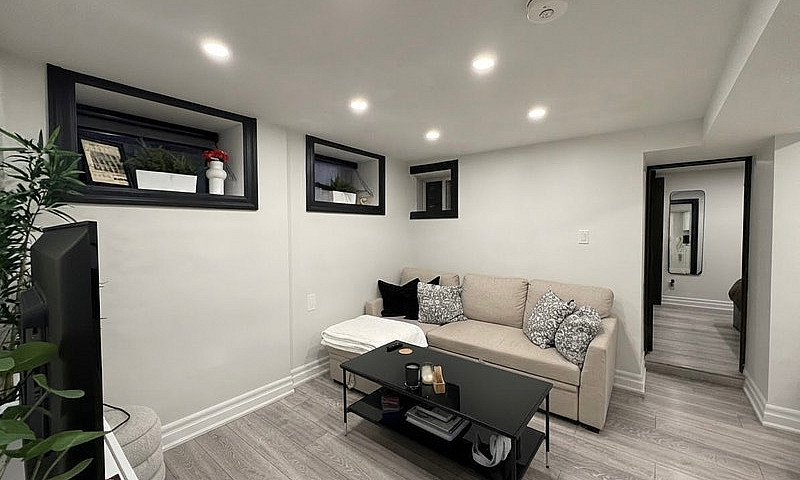 121 Sorauren Ave - 4...