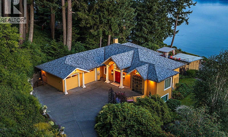 2299 Comox Ave Comox...