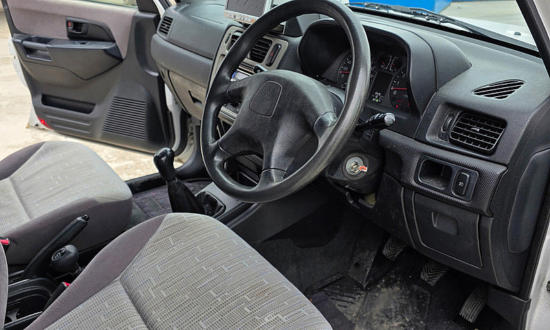 2002 Mitsubishi Paje...