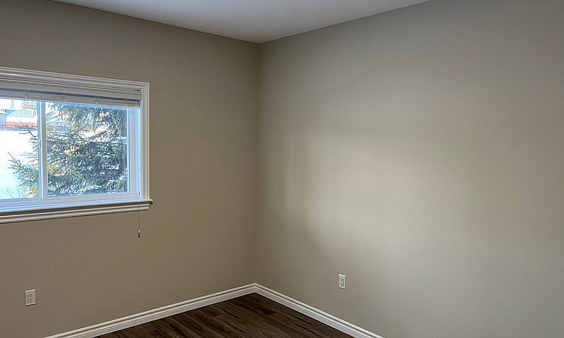 Main Floor 2 Bed Uni...