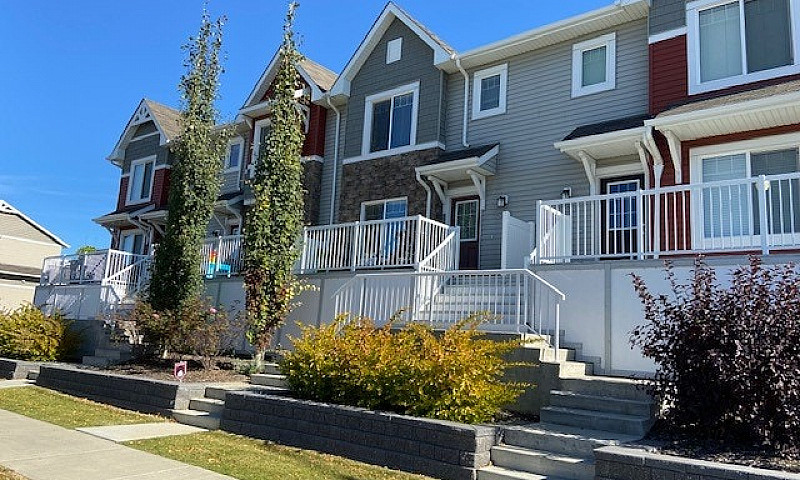 Trendy 3 Bdrm Townho...