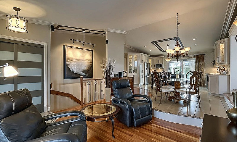 $615,000 - Bungalow ...