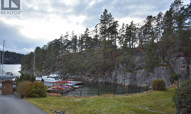 6 4622 Sinclair Bay ...