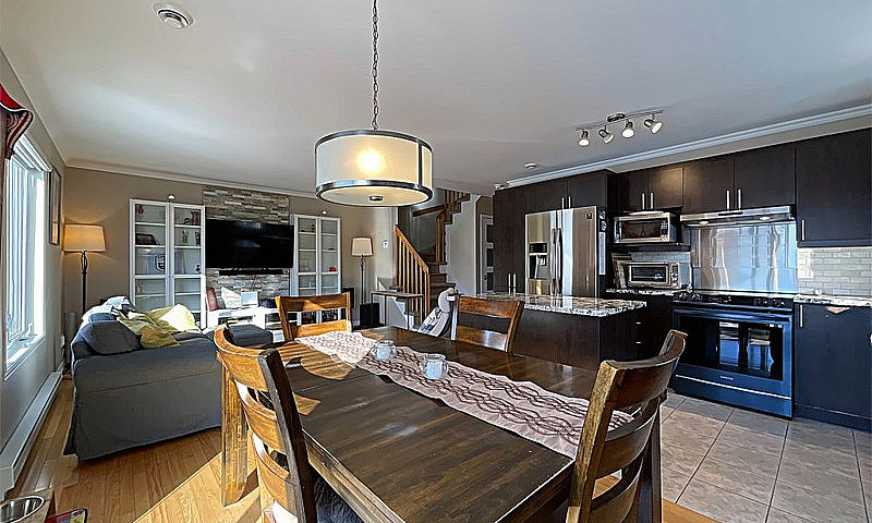 $645,000 - Semi-Deta...