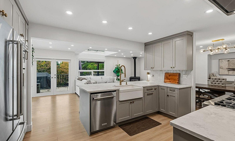 8805 Delcourt Cresce...