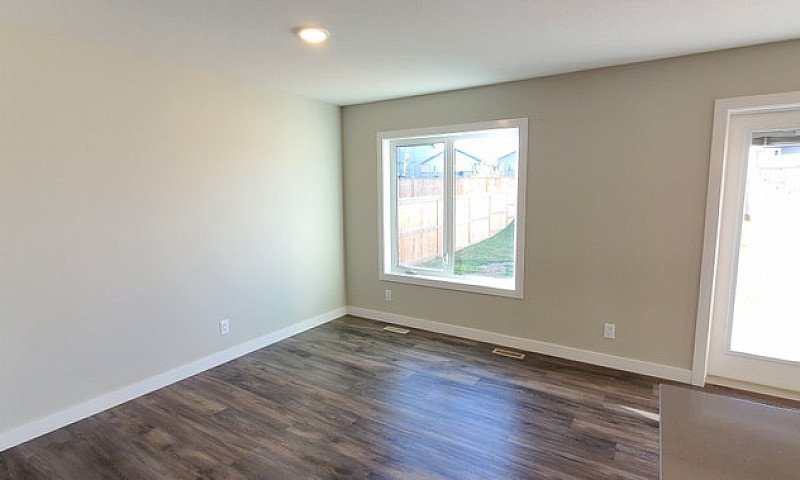 Duplex In Blackfalds...