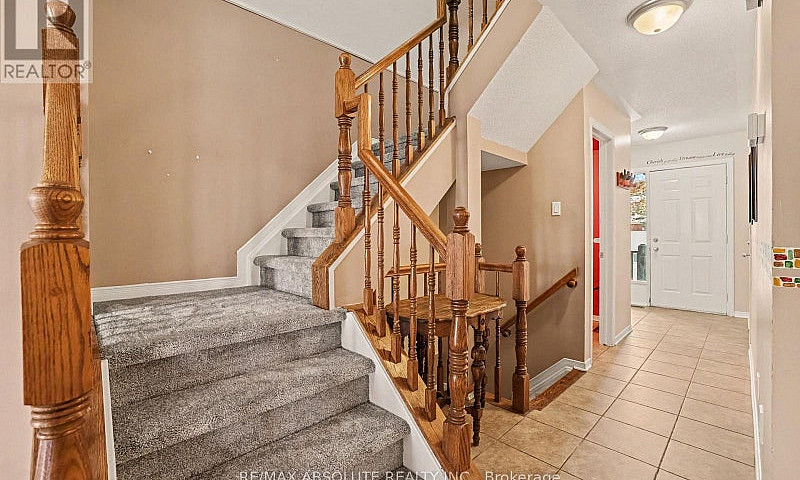 42 Roblyn Way Ottawa...
