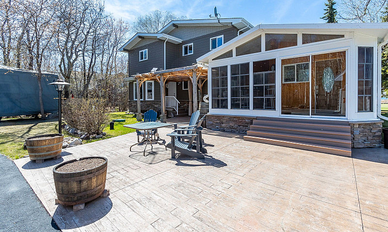 Spacious Lakeside Ch...