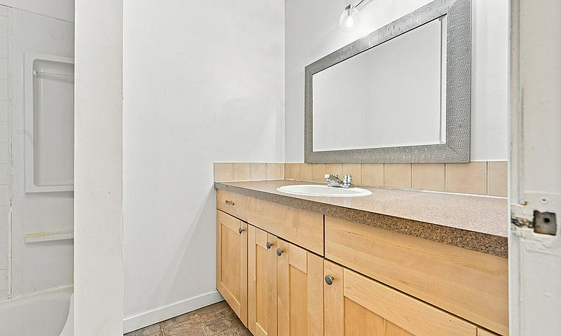 Great Condo In The H...