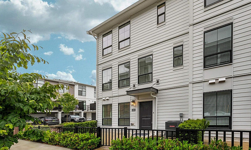 6 2774 Montrose Aven...
